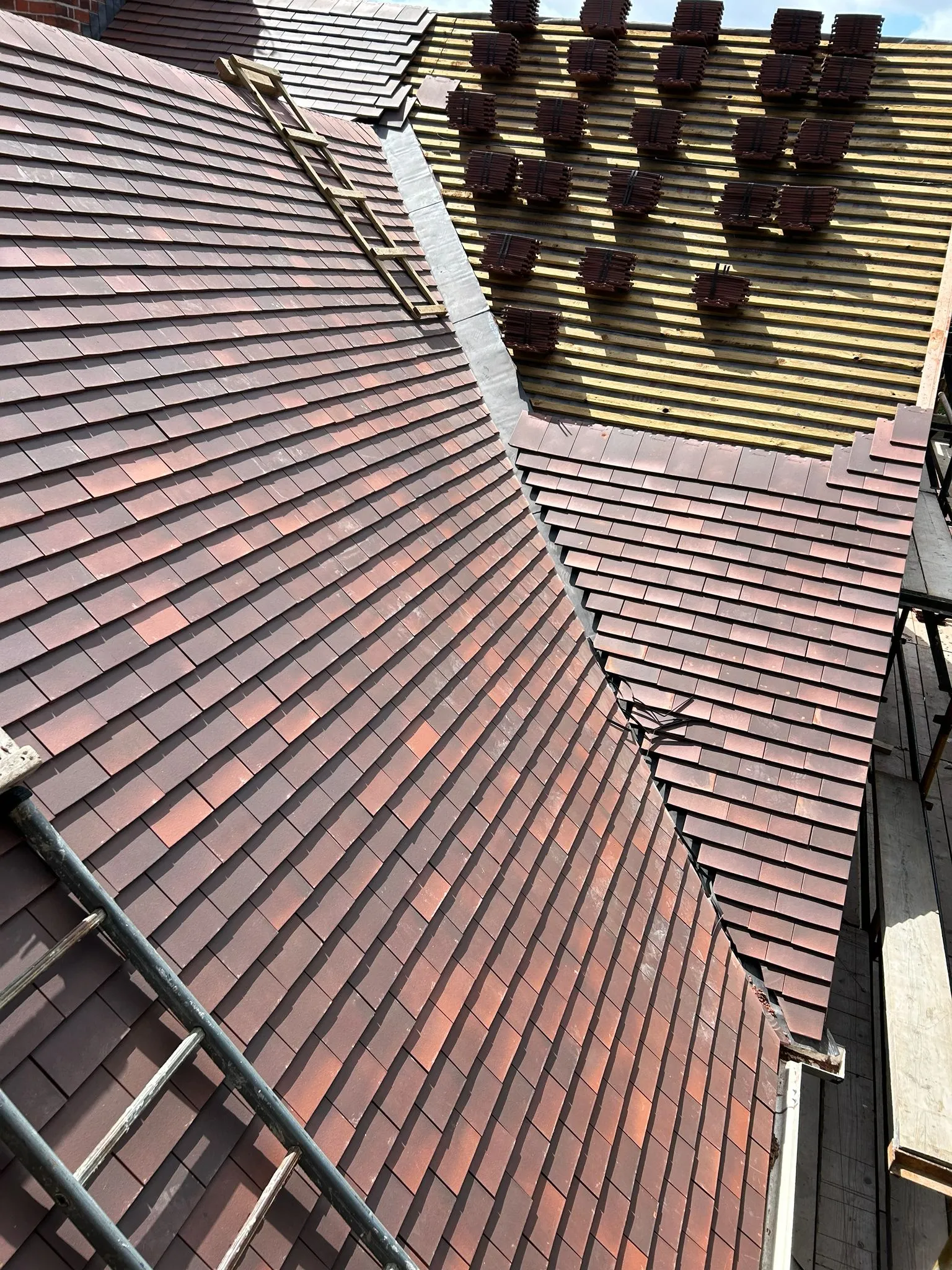 Replacing roof tiles on an old house — photo 1
