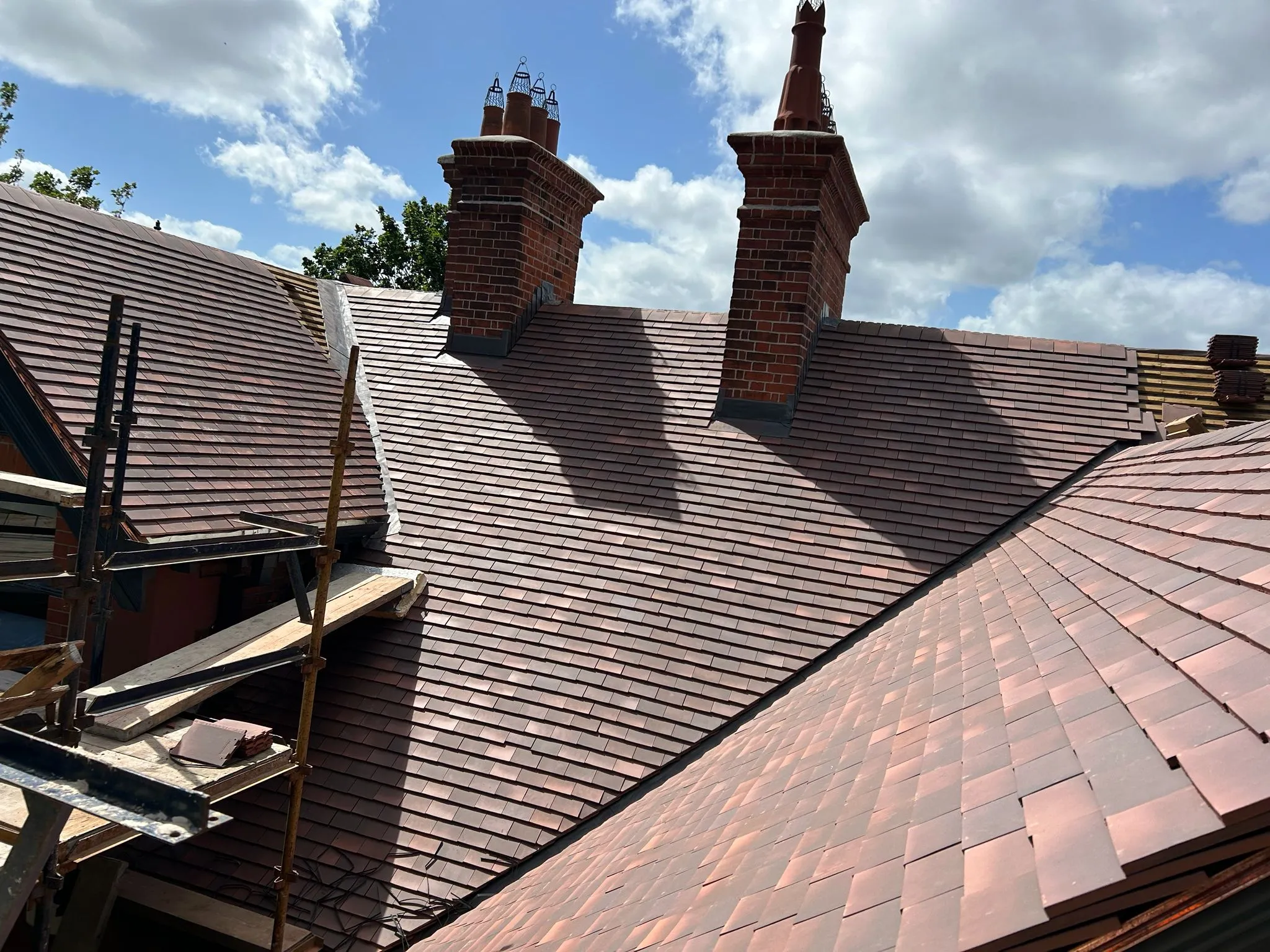 Replacing roof tiles on an old house — photo 2