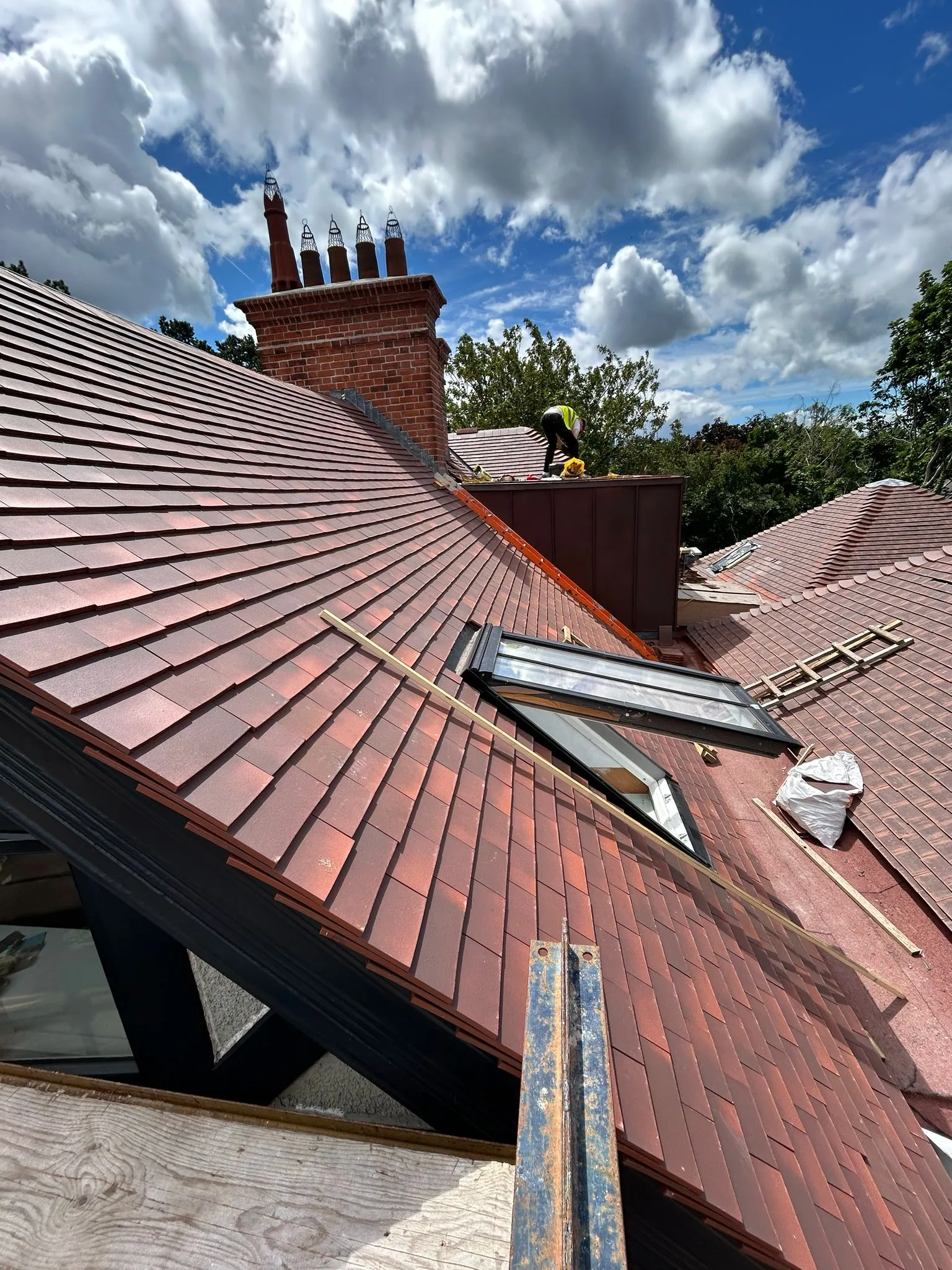 Replacing roof tiles on an old house — photo 4